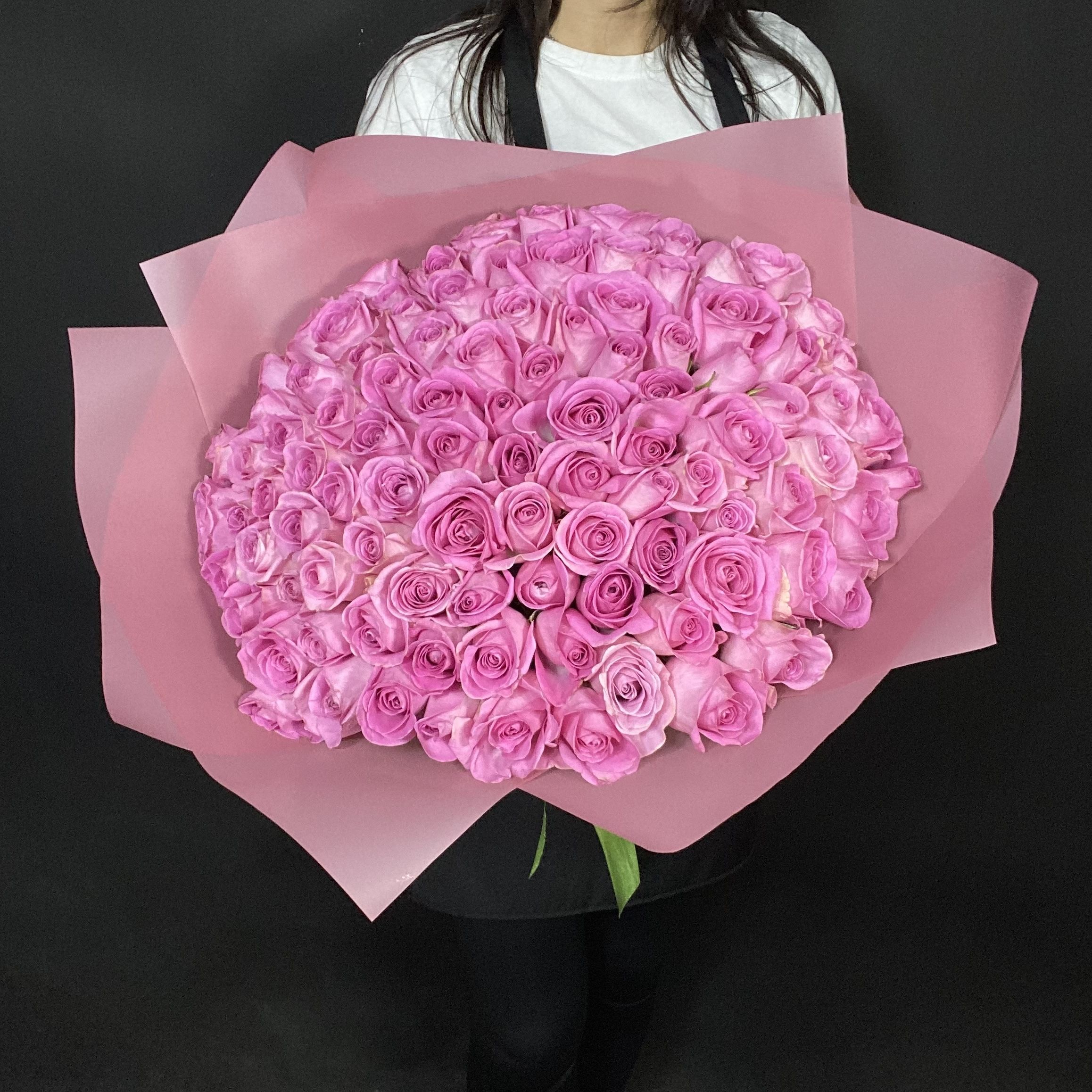 Букет из 101 розовой розы с розовой лентой, 50 см, Россия